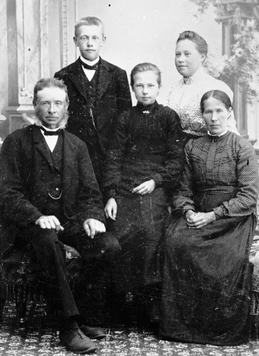 Anno Domkirkeodden, Peder Jonsen (Johnsen) Sortaasengen, Lismarka, Ringsaker. De hadde 7 barn, men på fotografiet er bare de 3 eldste med, antagelig allerede gift. Den eldste av barna er født i 1877. Faren Peder født 1849 d:1915. Moren Agnethe født: 1846 død: 1923.