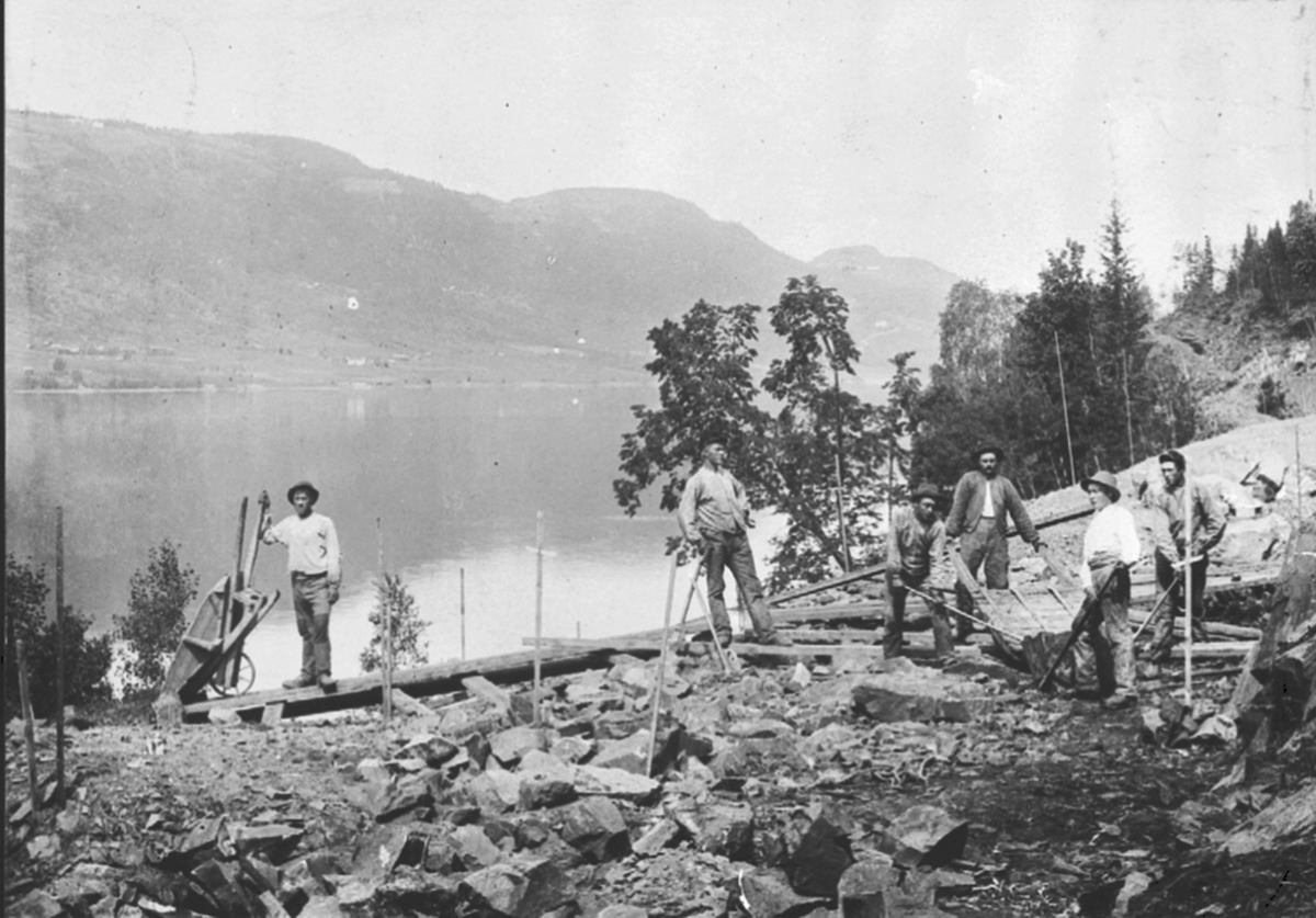 Anno Domkirkeodden, Gruppe jernbanearbeidere som bryter stein, Brøttum-Bergseng, Ringsaker.