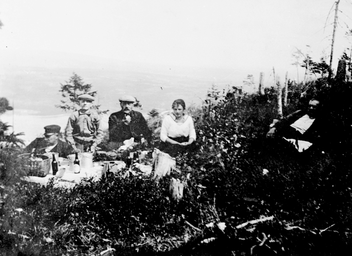 Anno Domkirkeodden, Mannskapet på mjøsbåten D/S Skreia på landtur på Nes, Hedmark. Trolig på Bangsberget.