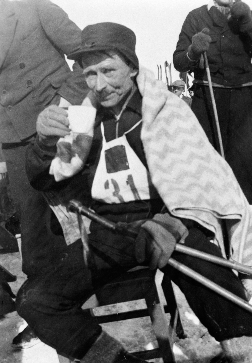 Anno Domkirkeodden, Start nummer 31, Elling Rønes, Trysil. Det første Birkebeinerrennet i 1932. Her på matstasjon med teppe over skuldra.