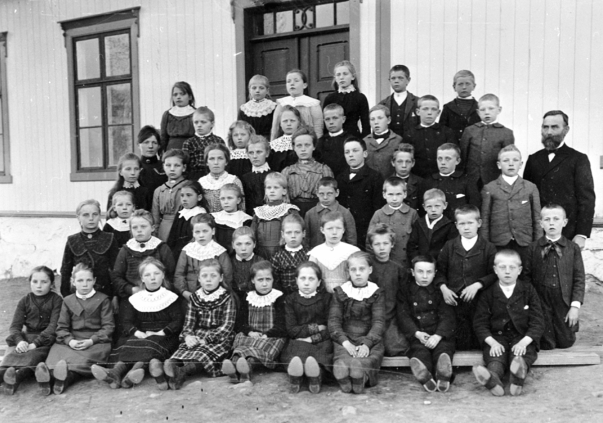 Anno Domkirkeodden, Elever og lærere ved Gålås skole, Furnes, Ringsaker.