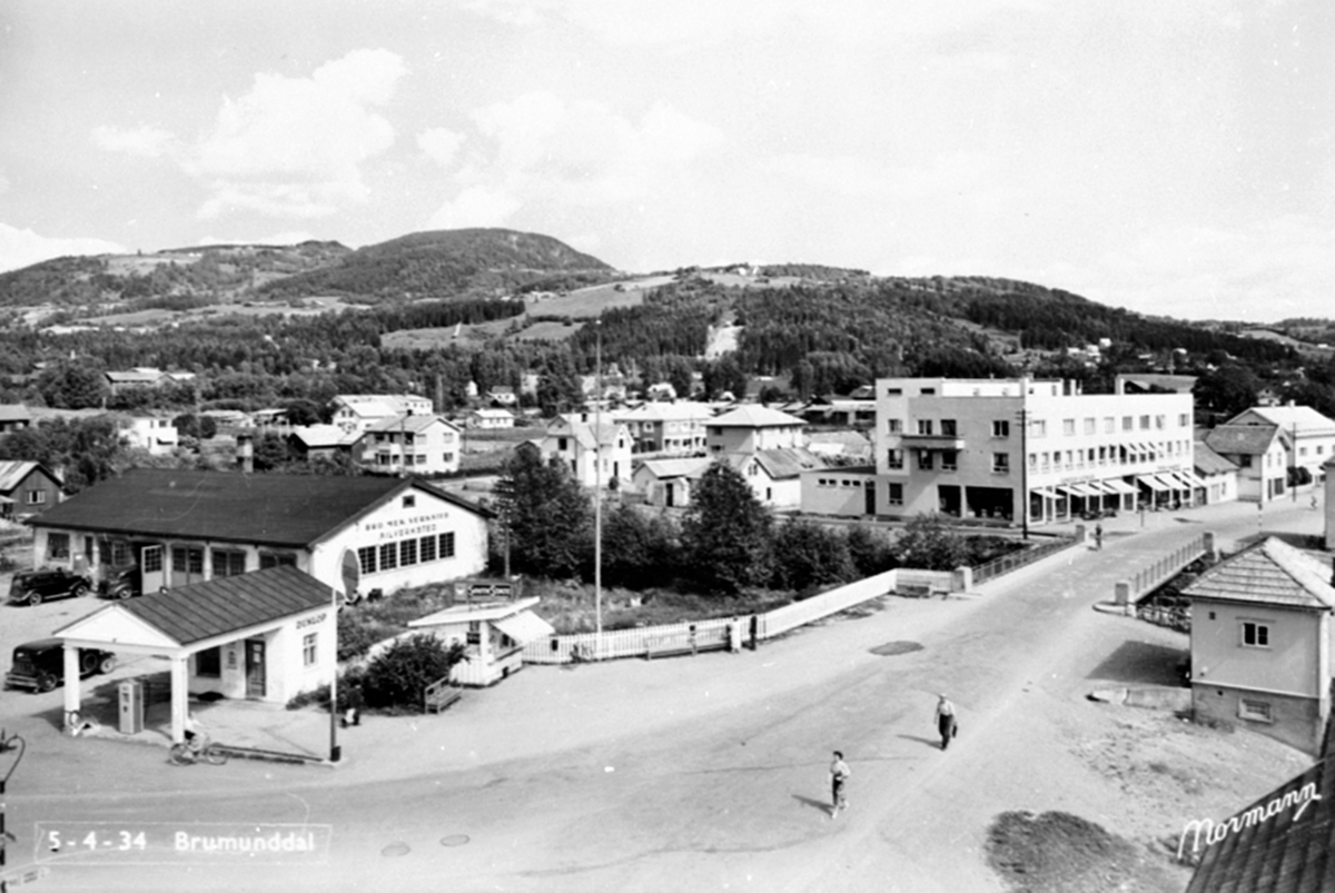 Anno Domkirkeodden, Oversikt Brumunddal, Brumunddal Mekaniske Verksted og bensinstasjon, bru over Brumundal, Gudahlbygget.
