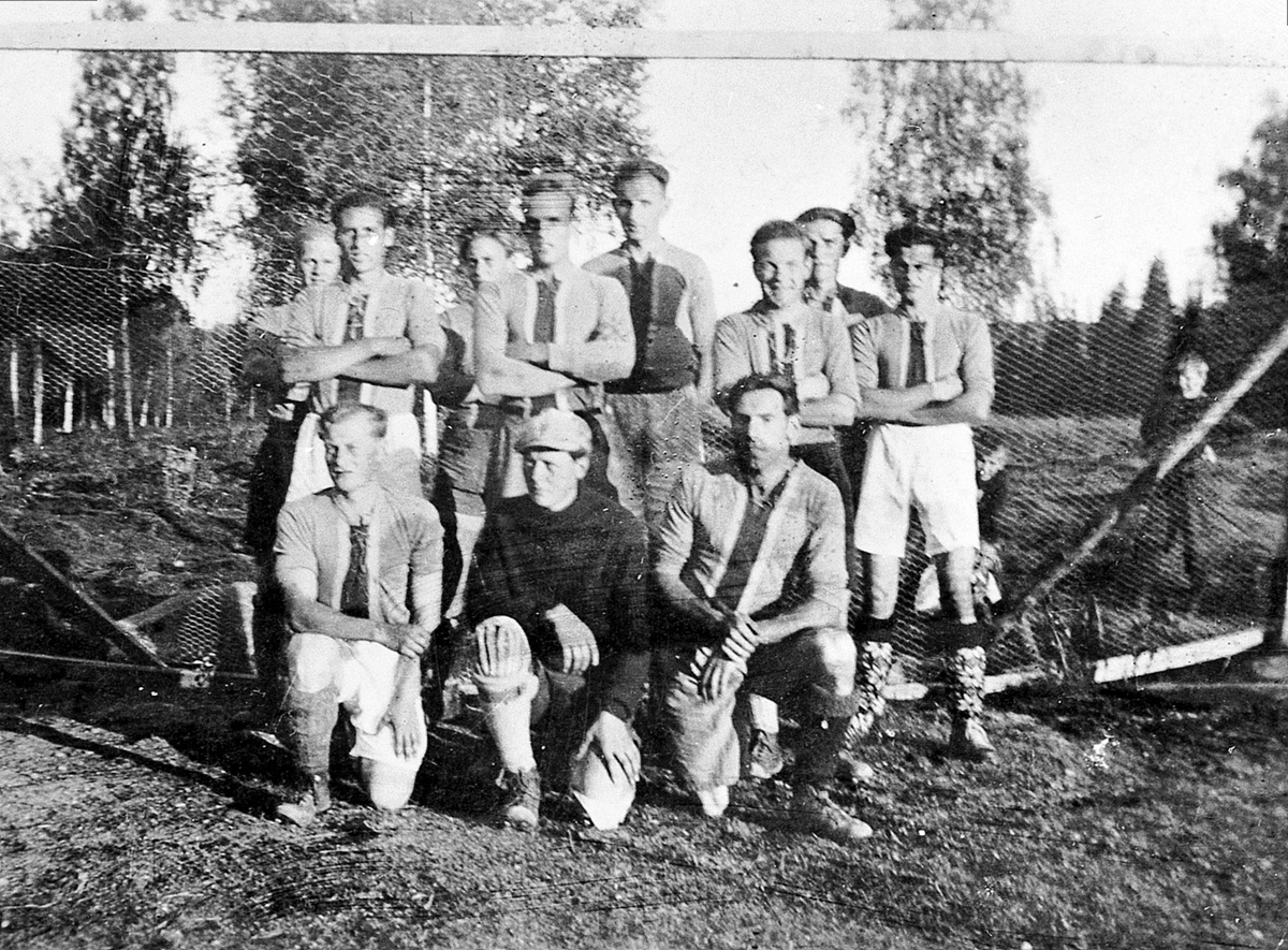 Anno Domkirkeodden, Brøttum fotballag på Almplassen fotballbane. Foran fra venstre er Asbjørn Rønningen, Helge Løkken, Reidar Thorsteinsen. Andre rekker er Odd Løvli, Kåre Bergseng, Einar Nilsen- Tredje rekke er Arne Bergseng, Jon Kristiansen, Even Flaten, Einar Mæhlum, Ottar Børresen. Etter kampen mot Fremad der de v…