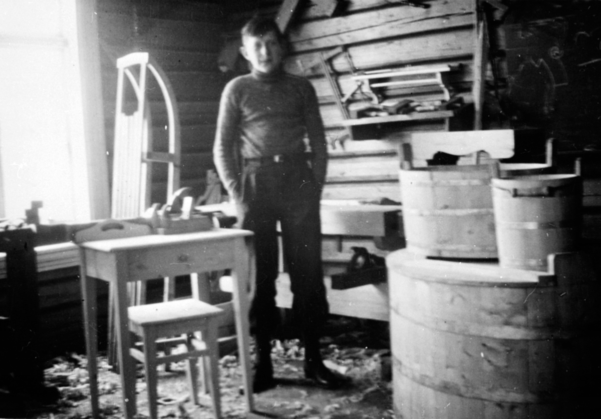 Anno Domkirkeodden, Olav Sveinhaug. Utstilling av tregjenstander, tresløyd på arbeidsskolen, Høgvang, Brøttum, Ringsaker.
