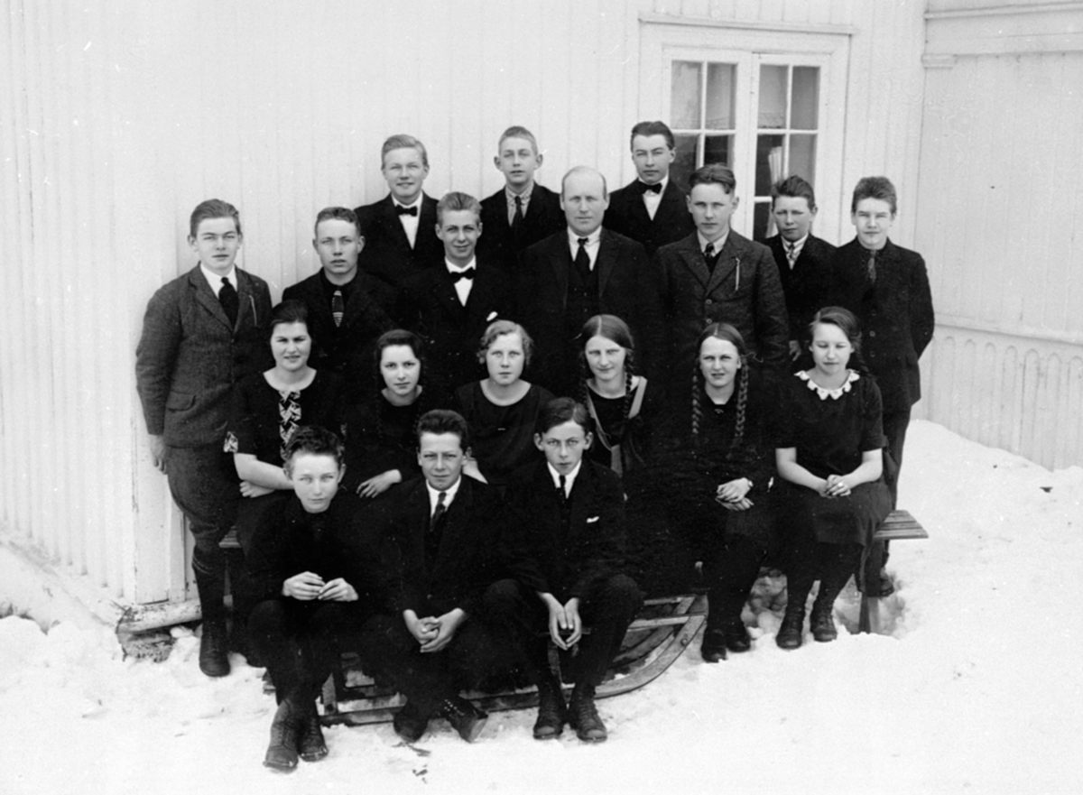 Anno Domkirkeodden, Gruppe elever fra fortsettelsesskolen på Mangerud, Brøttum, Ringsaker.
