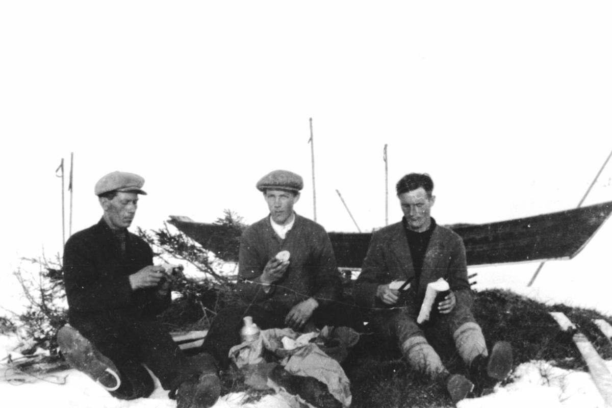 Anno Domkirkeodden, Tre menn raster på Øyongsfjellet. Transporterer åfløye på slede. Fra venstre er Johannes Arnestad f.1896, Martin Vangen, Thor Solbakken.