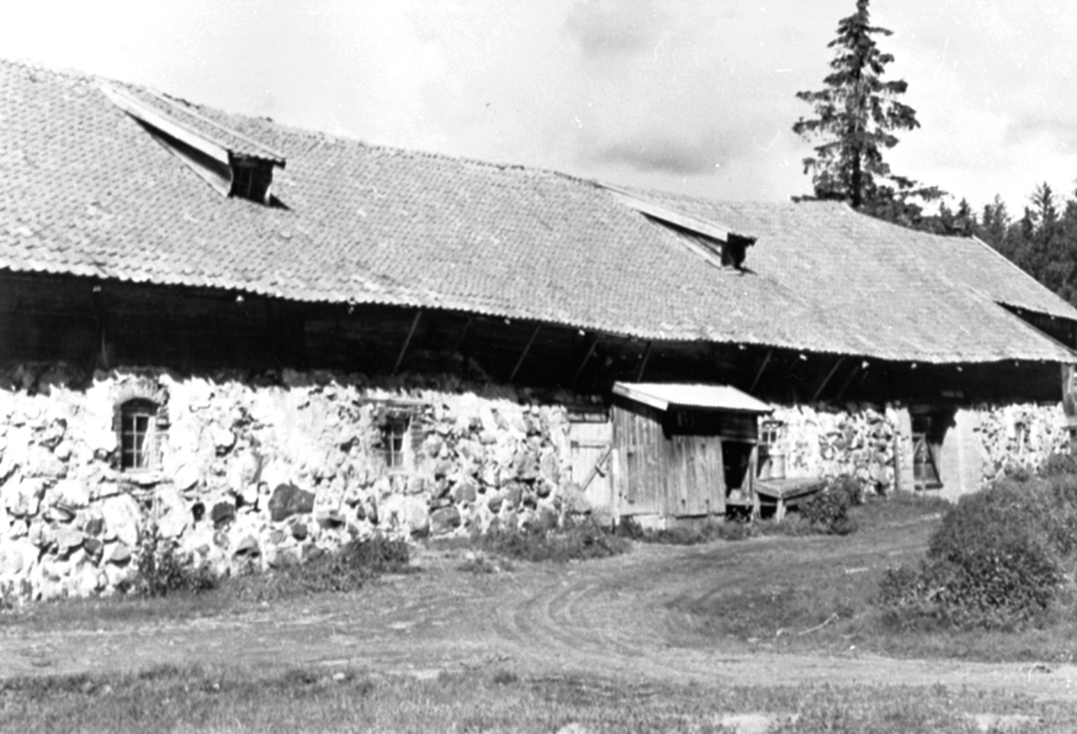 Anno Domkirkeodden, Eksteriør, det gamle steinfjøset på Trettenga gård, Brøttum, Ringsaker. Revet i 1979.