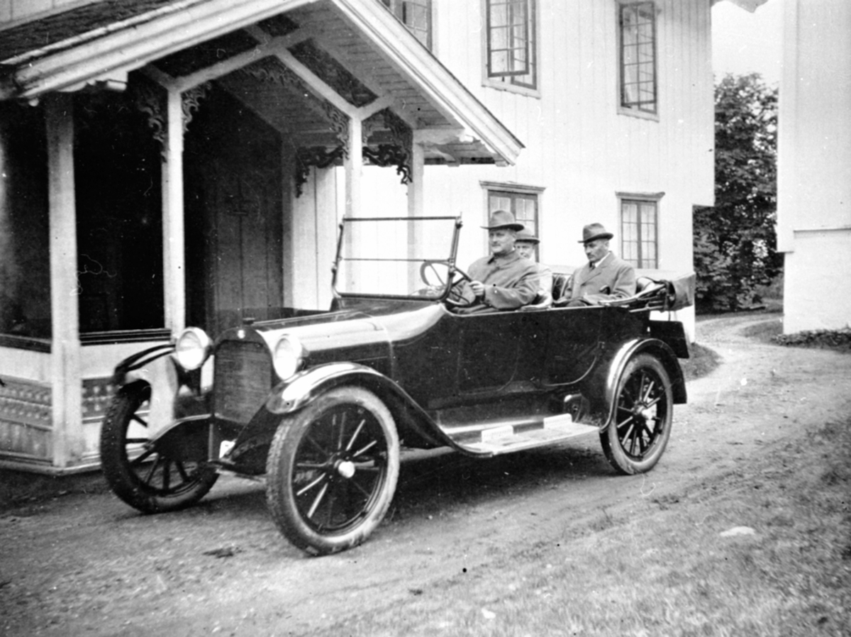 Anno Domkirkeodden, Bil, Dodge 1922 modell foran hovedinngangen på Berg store, Brøttum, Ringsaker. Ved rattet er Marthinus Berg.