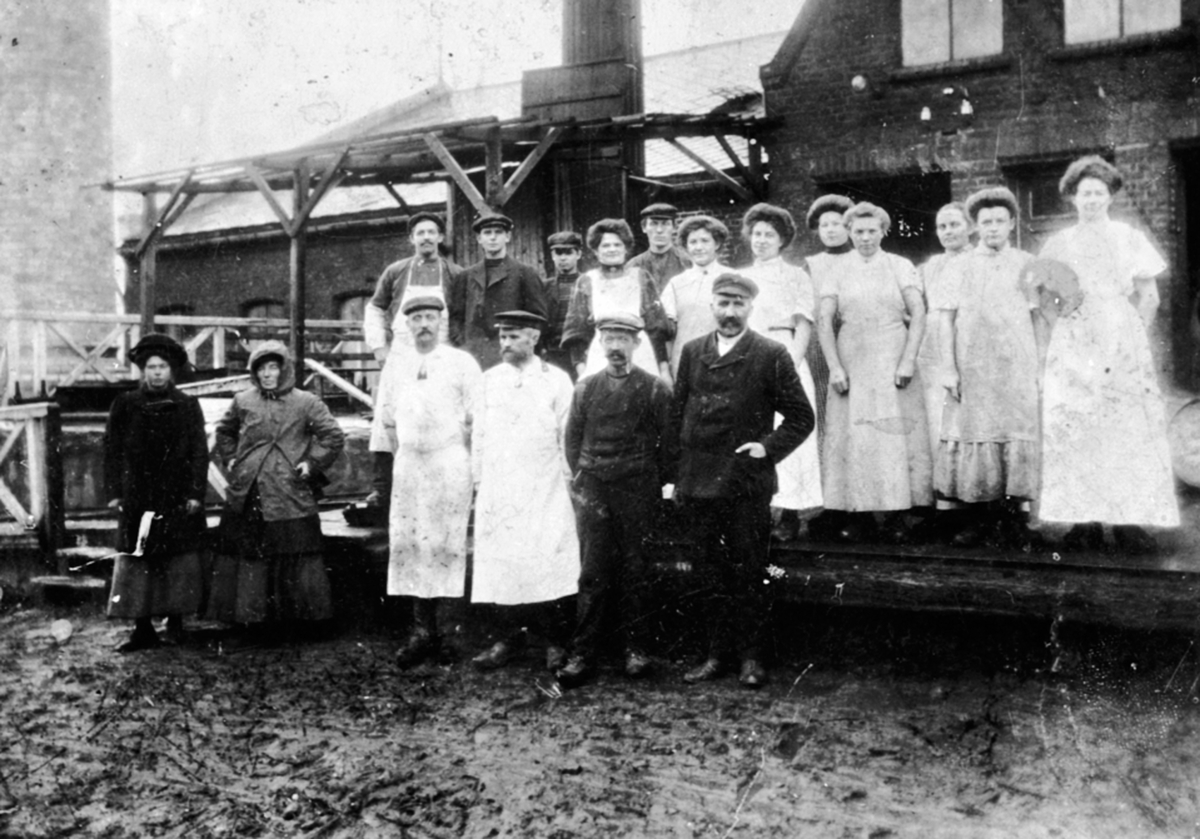 Anno Domkirkeodden, Gruppe meieriarbeidere på Helmer Husebys meieri i Brumunddal. Nummer to fra høyre er Nathalie Gulbrandsen f,1894, meieripike i 1910, gift Krogsrud.