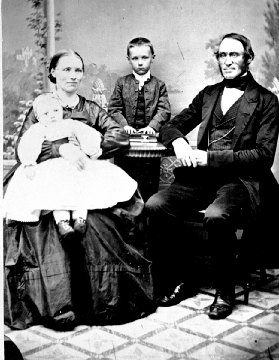 Anno Domkirkeodden, Helvig Thoresdatter Storile f.1836 og Nils Olsen Storile f.1825 med barna Agnete f.1866 og Ole f.1863. Storihle, Furnes.