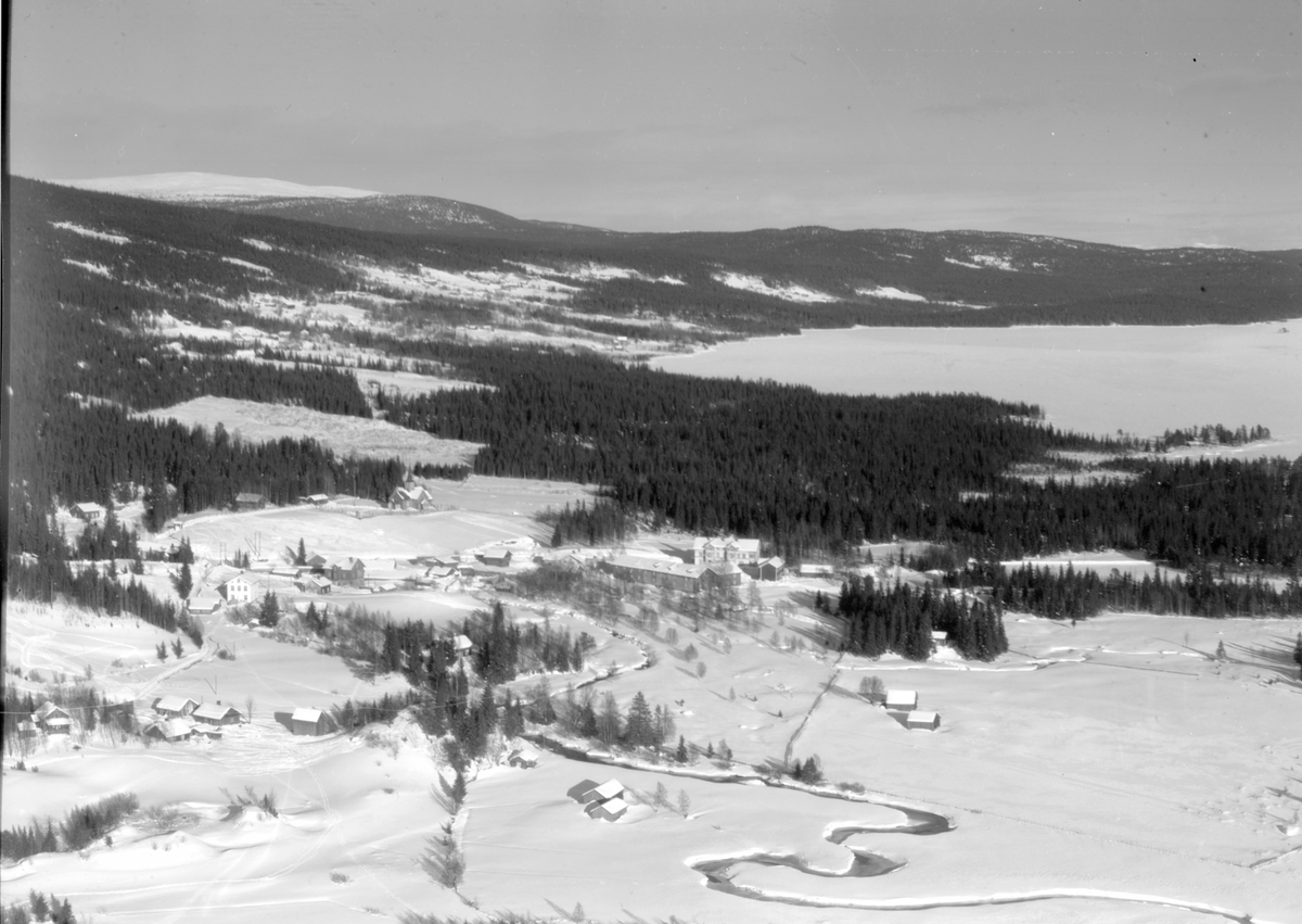 Widerøes Flyveselskap A/S, Flyfoto over Mesnalia, Ringsaker. Vinter.