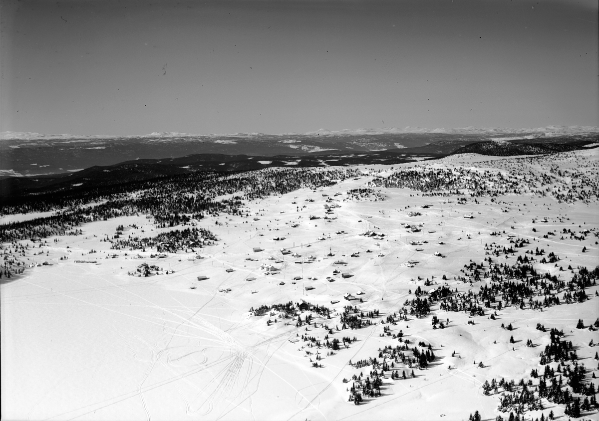 Widerøes Flyveselskap A/S, Flyfoto av Sjusjøen, Ringsakerfjellet. Oversikt fra stor høyde. Vinter.