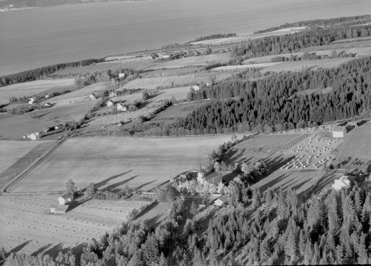 Widerøes Flyveselskap A/S, Flyfoto, Helgøya kirke, Grindvolla og Svennerudsveen nærmest kirka.