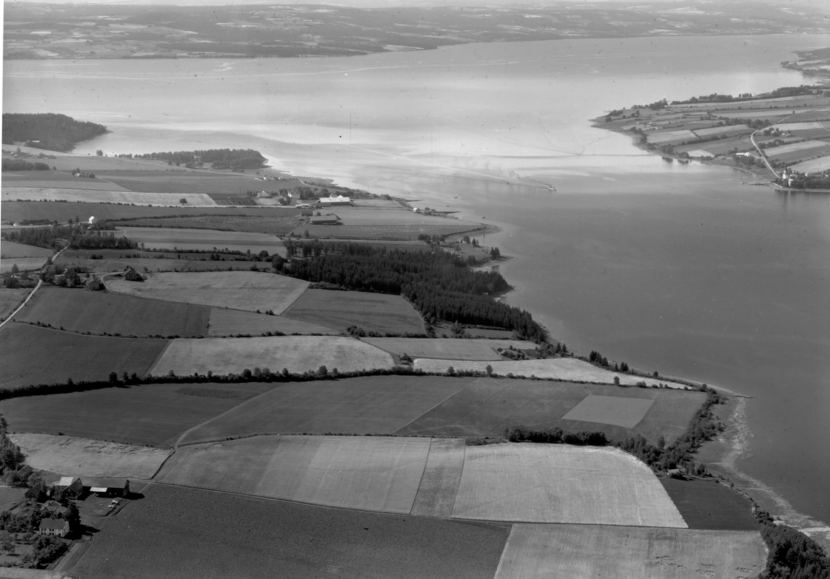 Widerøes Flyveselskap A/S, Flyfoto, Helgøya, Nessundet, Mjøsa, jordbrukslandskap, Eskerud i venstre hjørne, Nes Kirke.