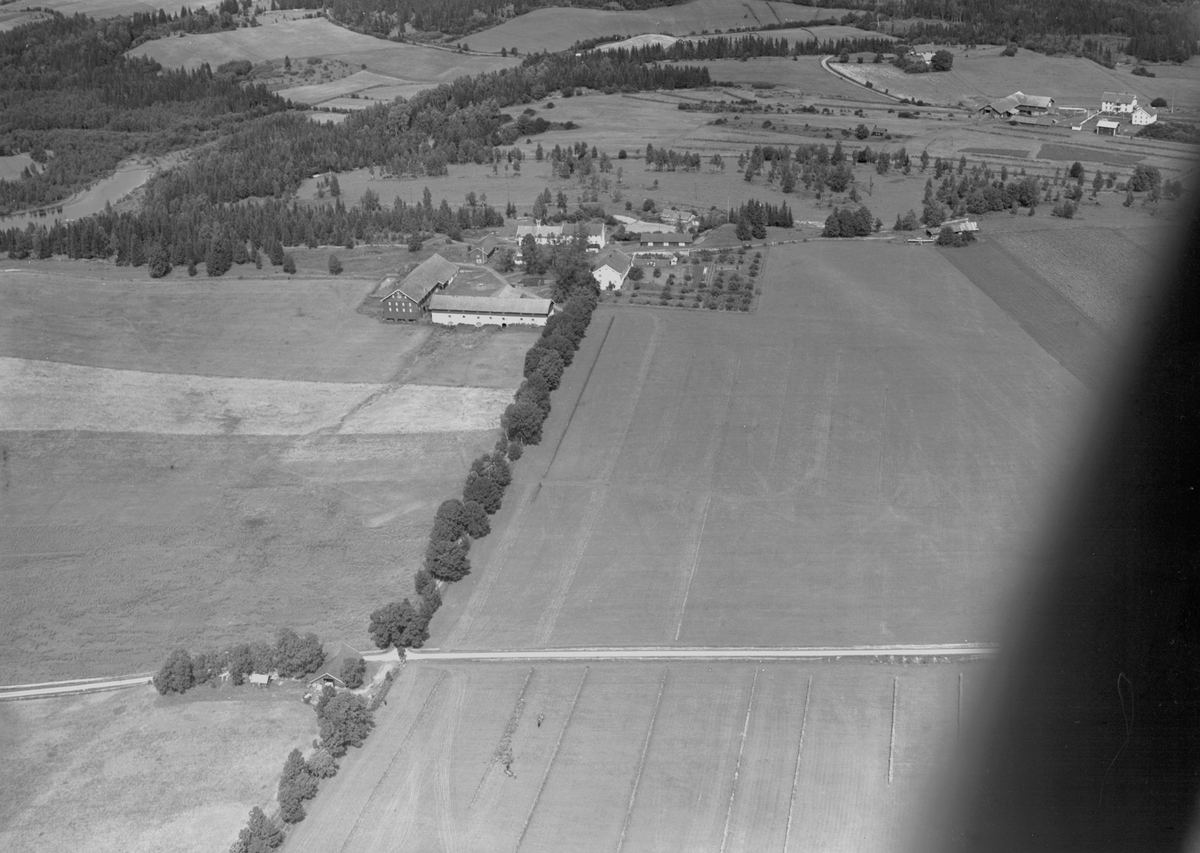 Widerøes Flyveselskap A/S, Flyfoto av Heramb gård, Åshøgda, Ringsaker.