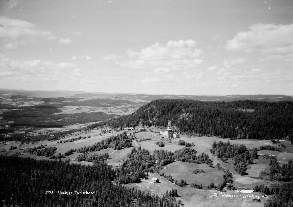 Widerøes Flyveselskap A/S, Flyfoto av Høsbjør turisthotell, Ringsaker.