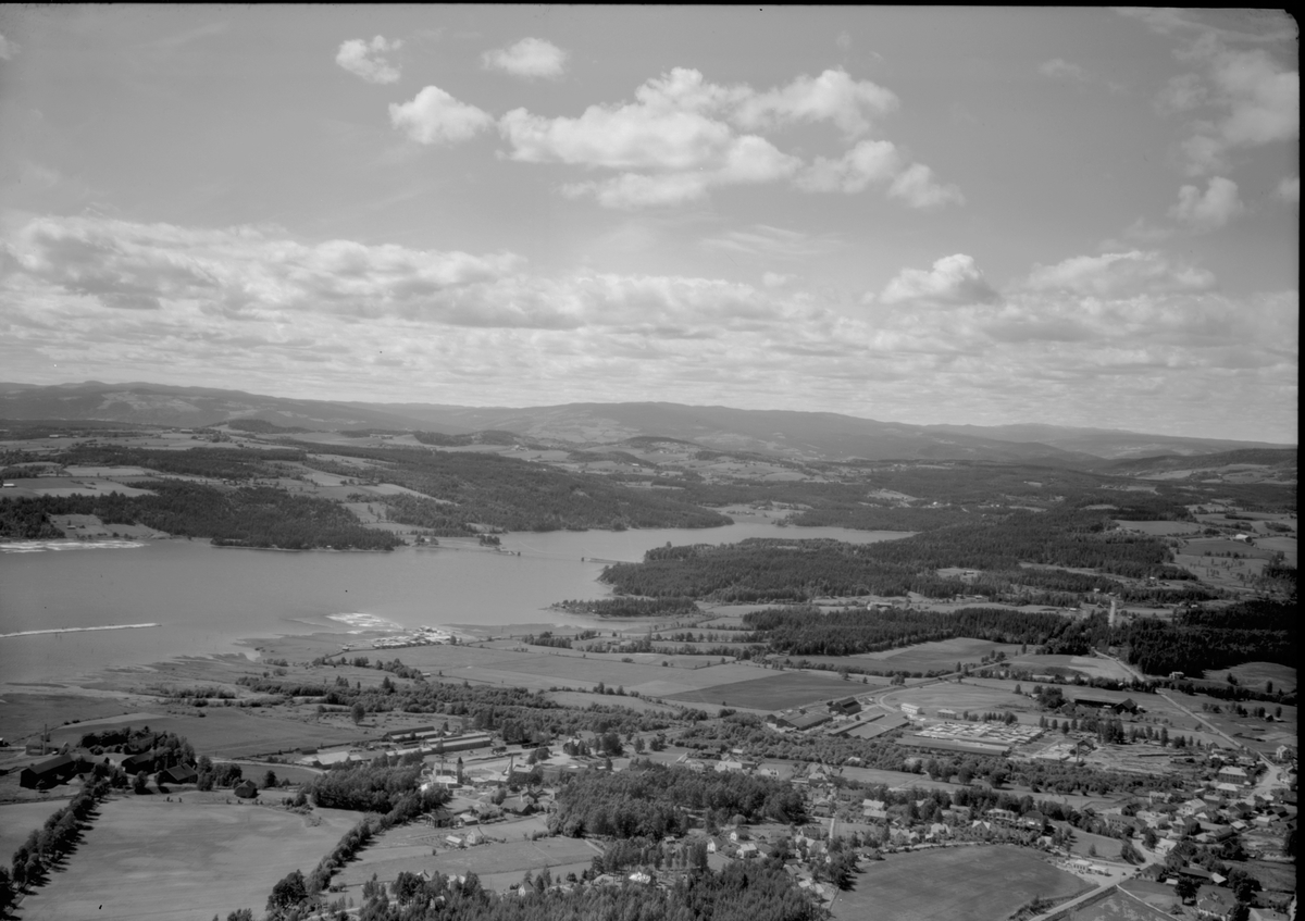 Widerøes Flyveselskap A/S, Flyfoto av Brumunddal sentrum, Framnesbrua, Mjøsa. Ringsaker.