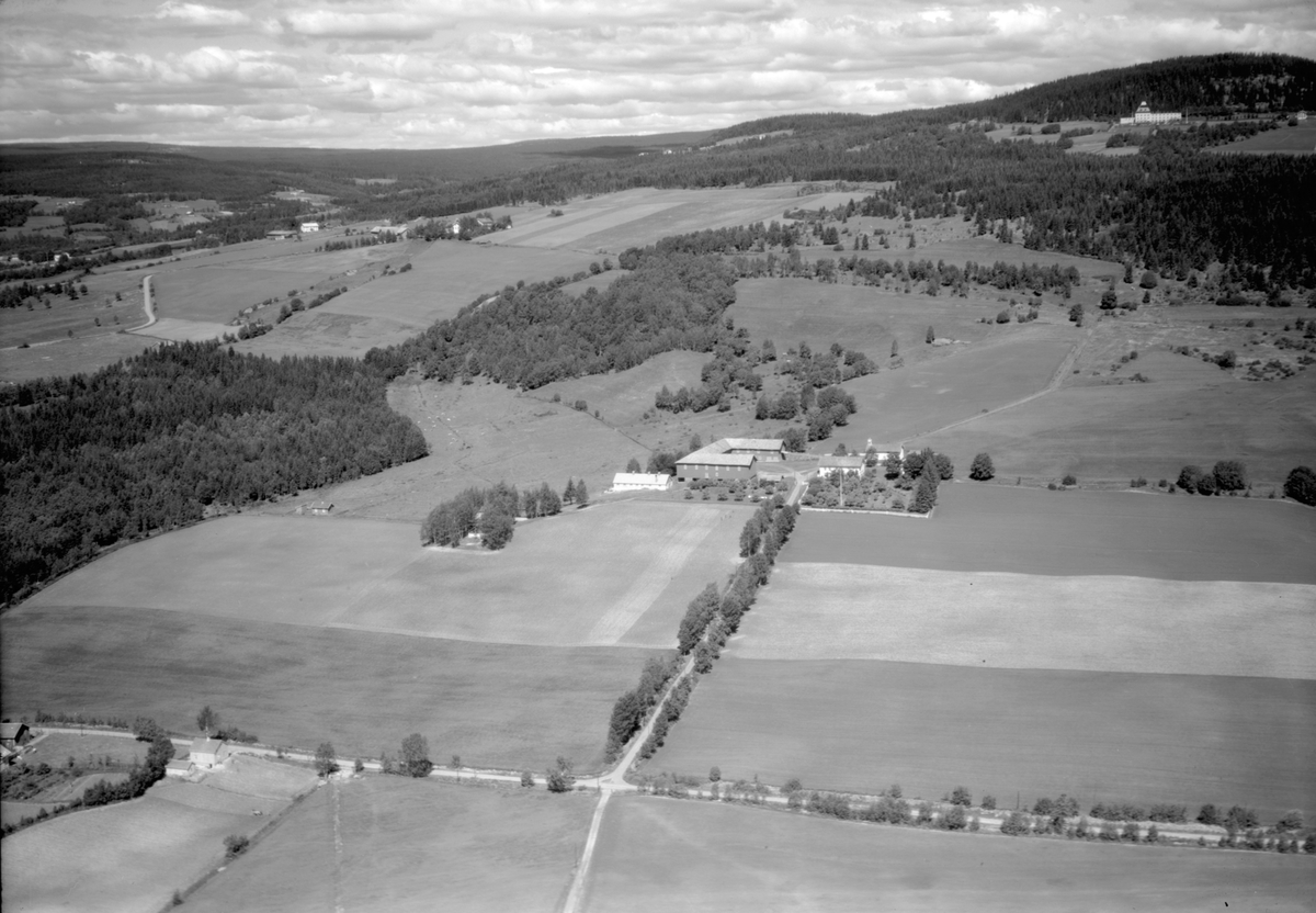 Widerøes Flyveselskap A/S, Flyfoto av Lier gård, Høsbjør turisthotell, Furnes, Ringsaker.