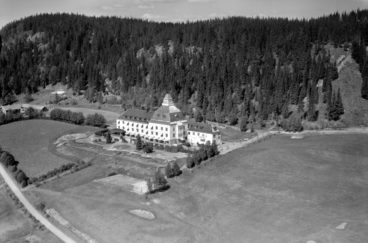Anno Domkirkeodden, Flyfoto av Høsbjør turisthotell, Furnes, Ringsaker.