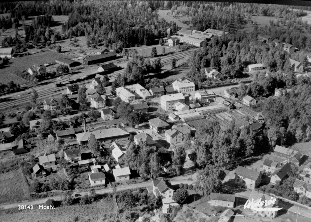 Anno Domkirkeodden, Flyfoto av Moelv sentrum, jernbane, Moelv stasjon.