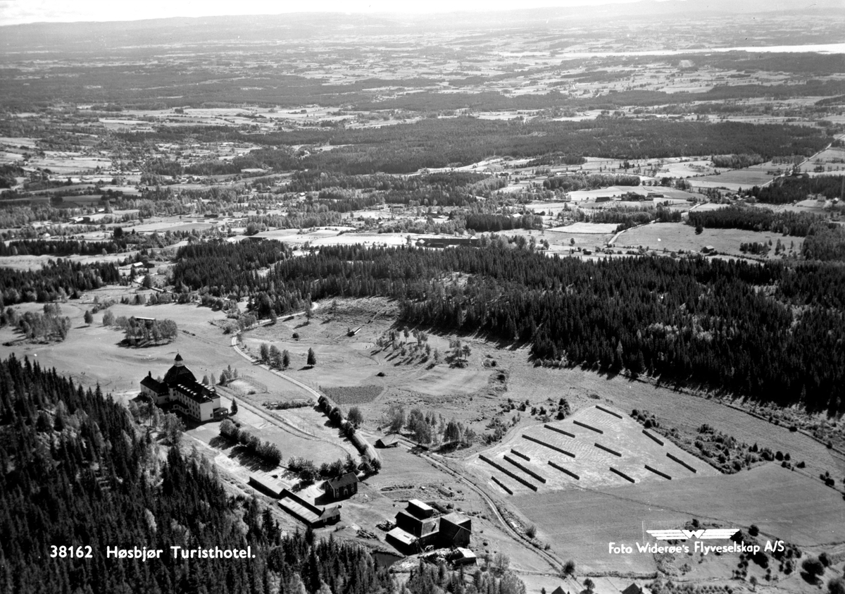 Anno Domkirkeodden, Flyfoto av Høsbjør turisthotell med omegn, Furnes, Ringsaker.