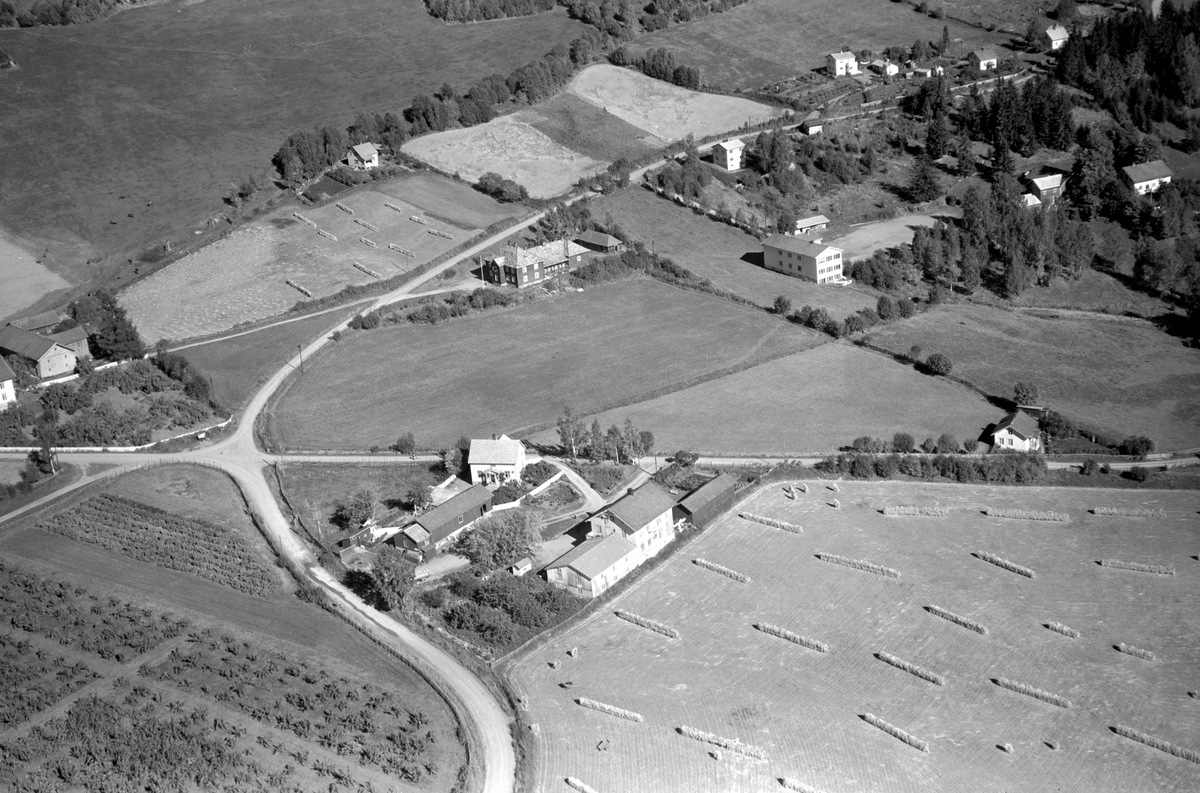 Anno Domkirkeodden, Brøttum sentrum, Thune gård /Mangerudbutikken i forgrunnen, Bøndernes hus, flyfoto.
