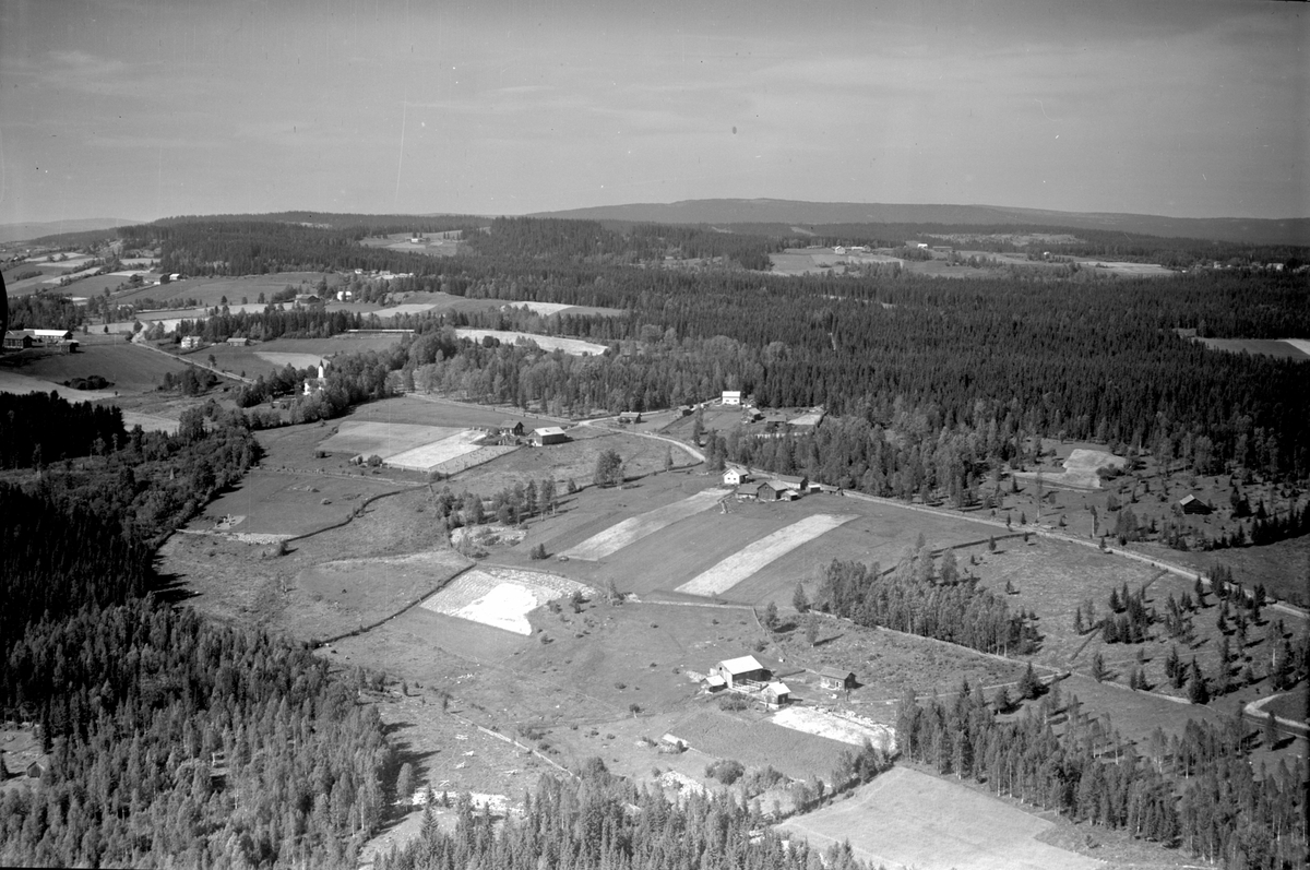 Anno Domkirkeodden, Flyfoto Åsmarka. Landskap. Fra høyre og oppover mot venstre: Enga?, Fleskerud, Kirkenær, Åsmarka kirke, Nedre Aasen.