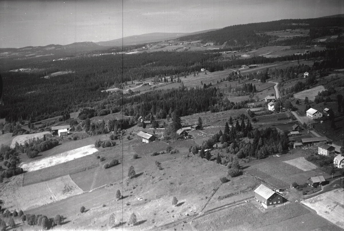 Anno Domkirkeodden, Flyfoto Åsmarka, Ringsaker. I høyre billedkant Bjerke. Ovenfor Samvirkelaget, Åsen skole og Åsheim. Helt til venstre Hellerud.