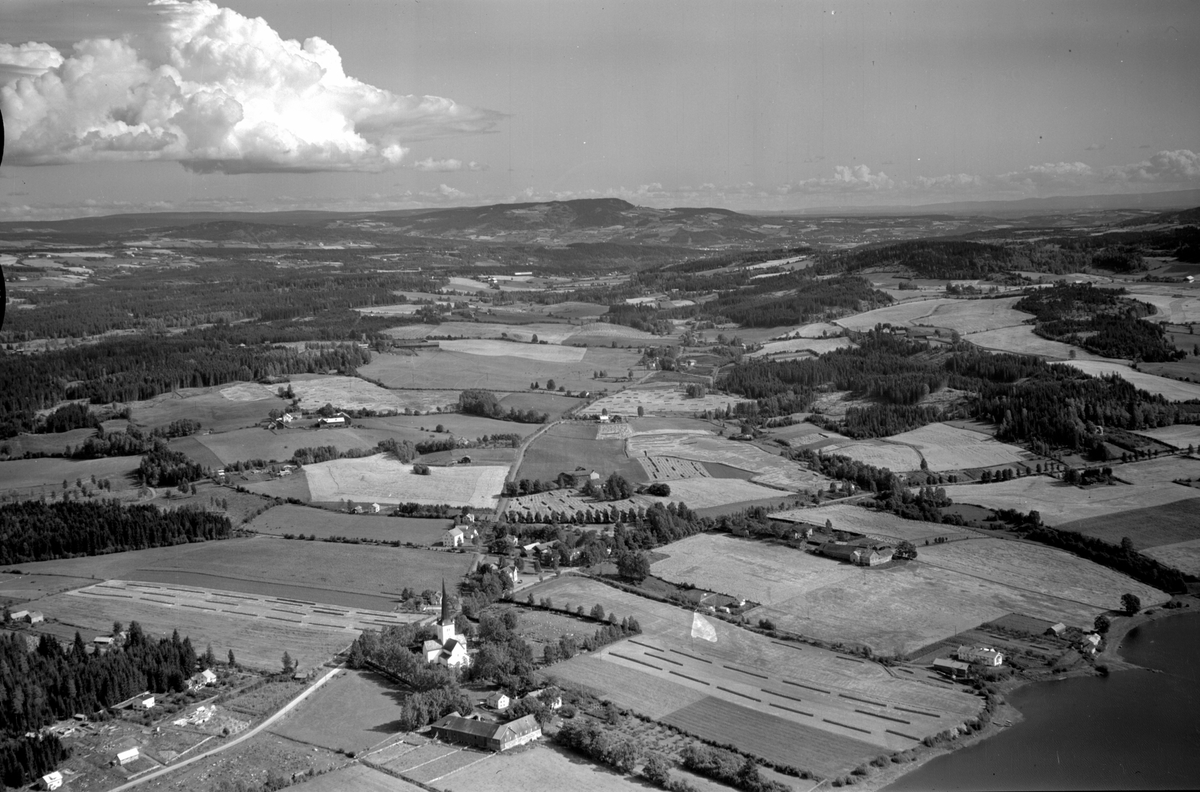 Anno Domkirkeodden, Flyfoto av Ringsaker kirke og landskapet rundt. Høsbjøråsen i bakgrunnen.