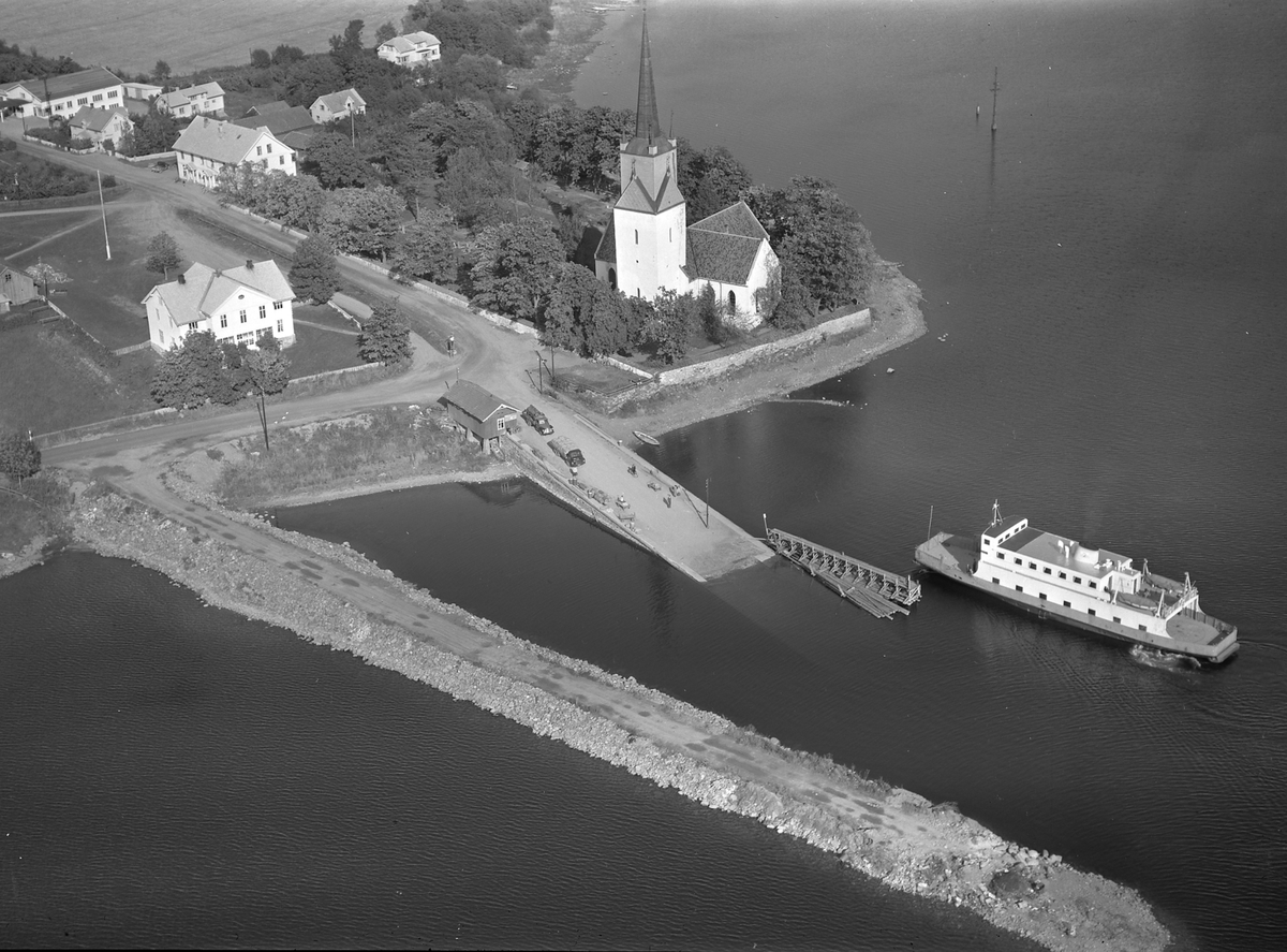 Anno Domkirkeodden, Flyfoto, Tingnes, Nes kirke, Hamar-Kapp fergen legger til brygga, brubygging, Nes, Hedmark.