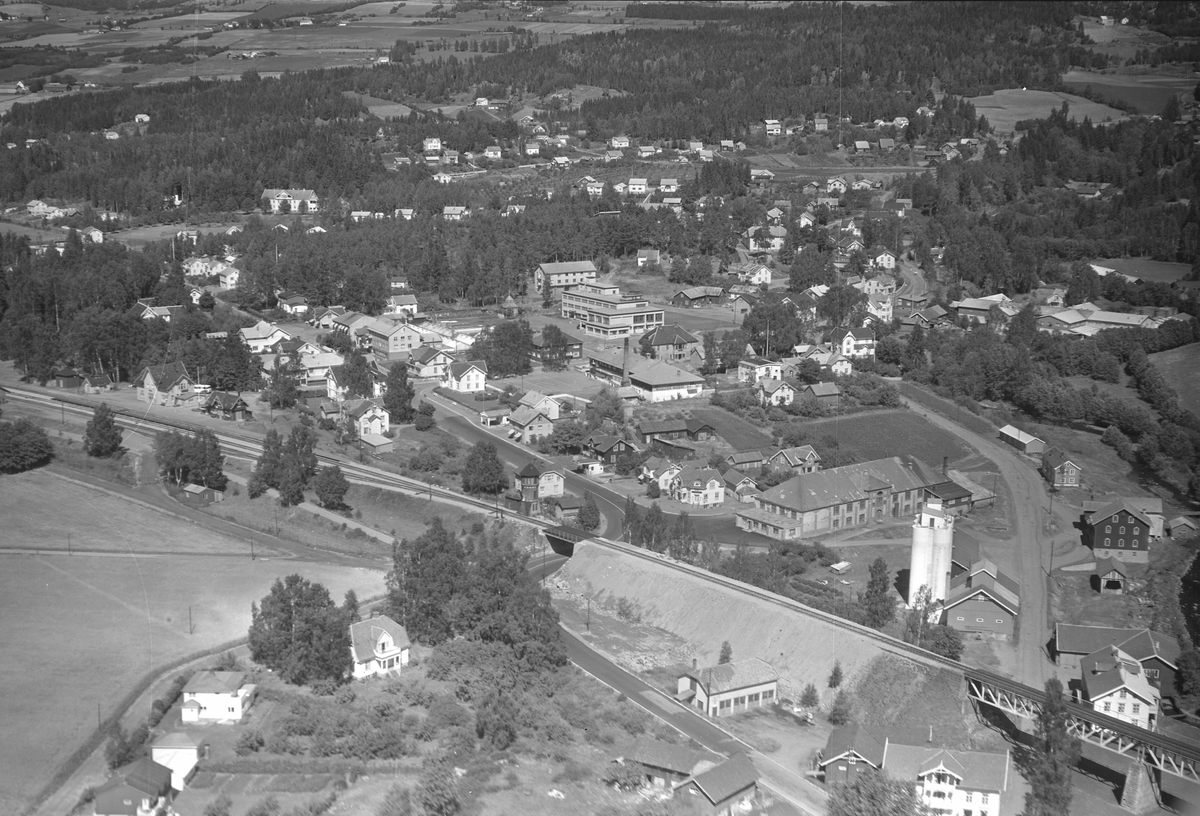Anno Domkirkeodden, Flyfoto av Moelv sentrum, jernbanestasjon, Storgata.