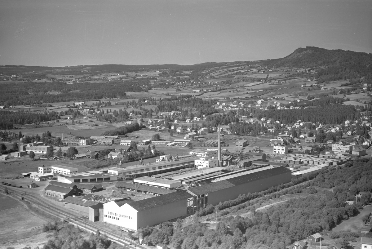 Anno Domkirkeodden, Flyfoto av Berger Langmoen fabrikk, Langmosaga, Brumundal, Bjørgeberget, Veldre.