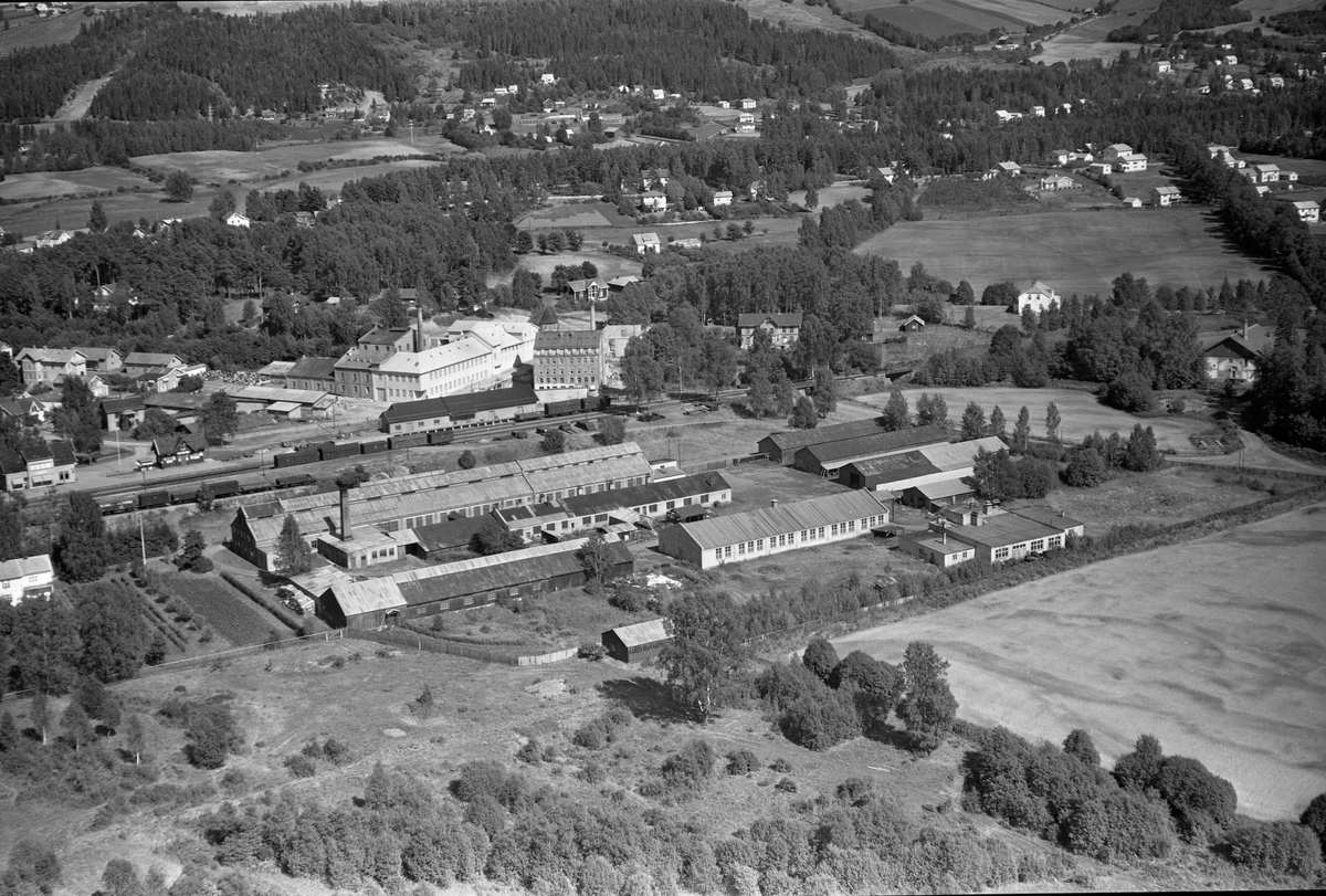 Anno Domkirkeodden, Flyfoto av Globus Maskinfabrikk, jernbanestasjon, Nerkvern, Brumunddal.