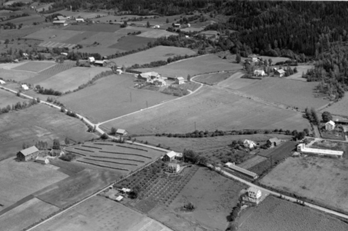 Anno Domkirkeodden, Til venstre Holen gård, Børke nordre midt i bilde, Bjørge gårdene øverst til venstre, Byflatvegen, Veldre, flyfoto.