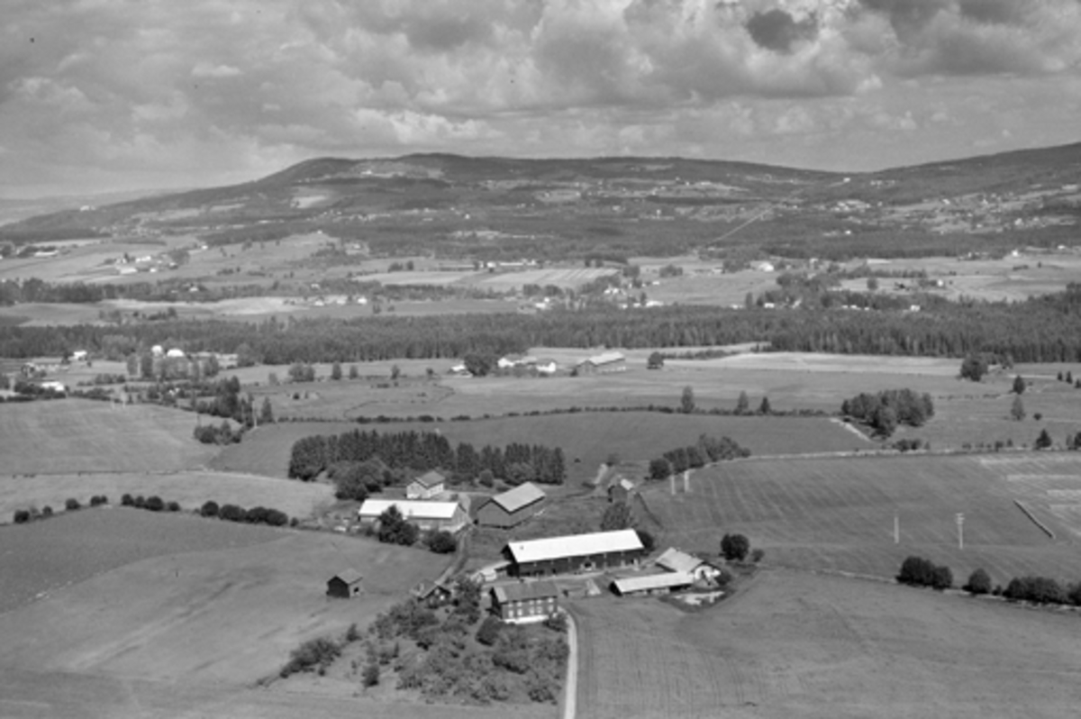 Anno Domkirkeodden, Flyfoto av Kårtorp gard, Furnes, landskap.