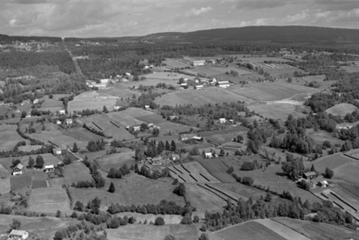 Anno Domkirkeodden, Flyfoto av Kylstad-gardene. Kirkeby øverst til høyre. Ellers Kylstadenga, Øvergård og Nergård, Sandli m fl. Furnesåsen, flyfoto, landskap.