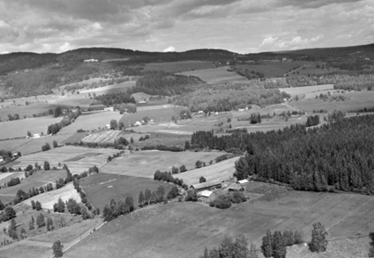 Anno Domkirkeodden, Flyfoto, landskap, Furnes, Høsbjøråsen. Kan være Østeng i forgrunnen og Lundby lenger bak.