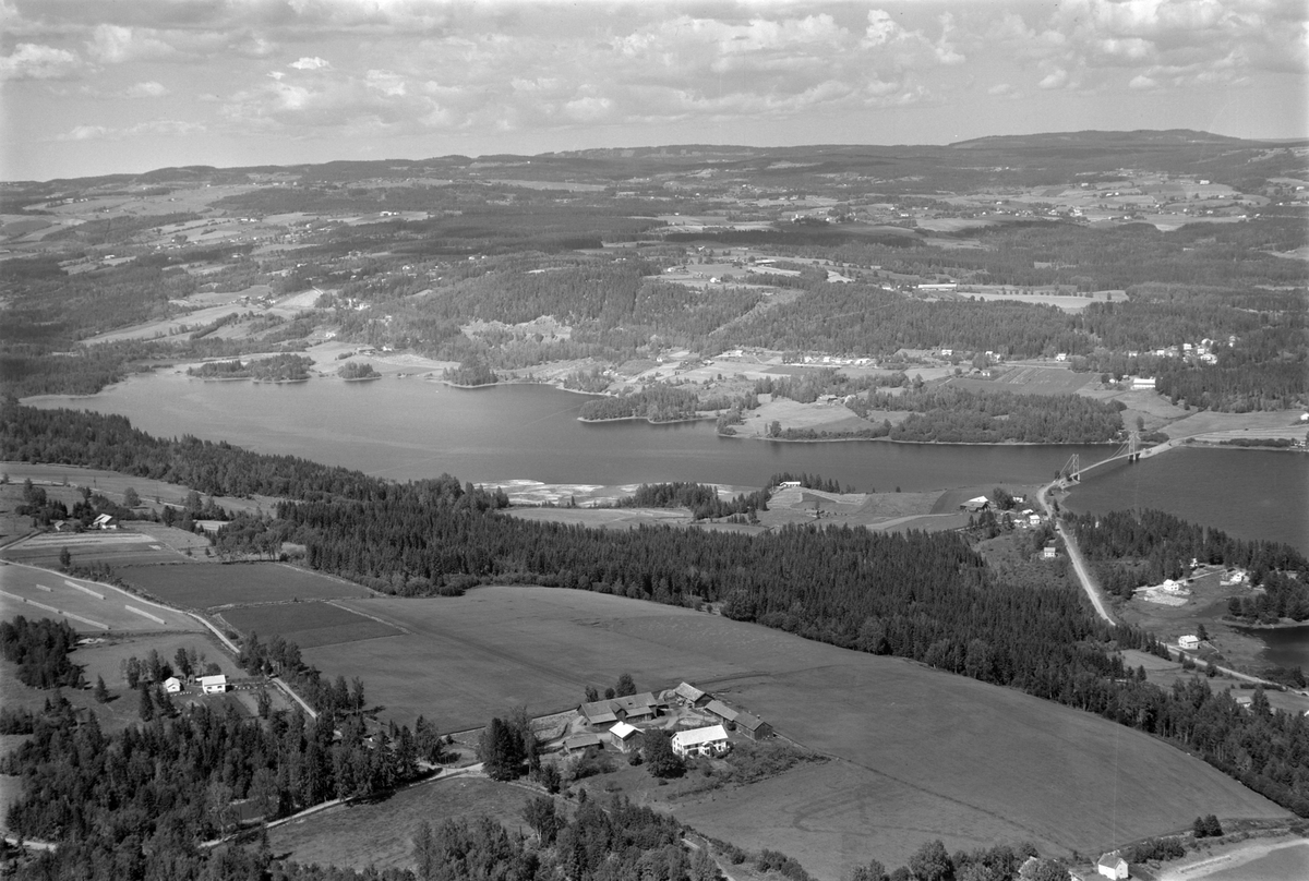 Widerøes Flyveselskap A/S, Flyfoto av Kvalstad gard, Botsenden med Framnesbrua.