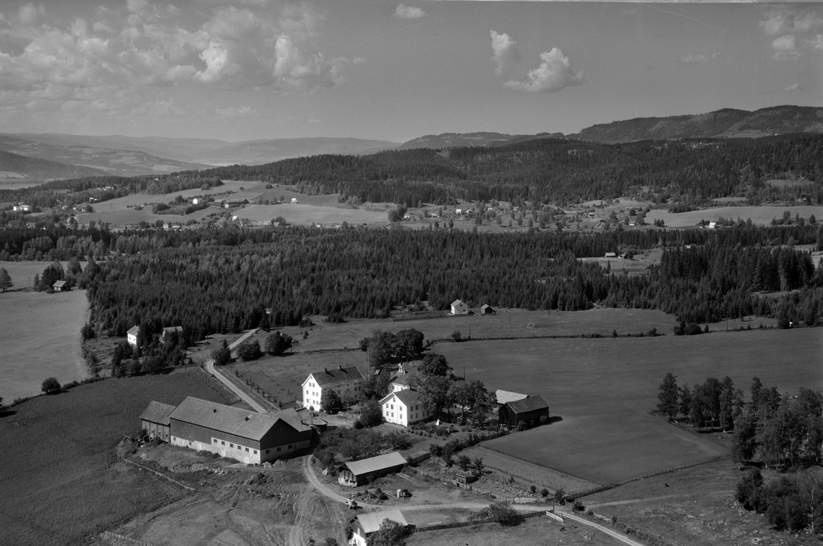 Widerøes Flyveselskap A/S, Flyfoto av Hjelmstad gard, Ringsaker.