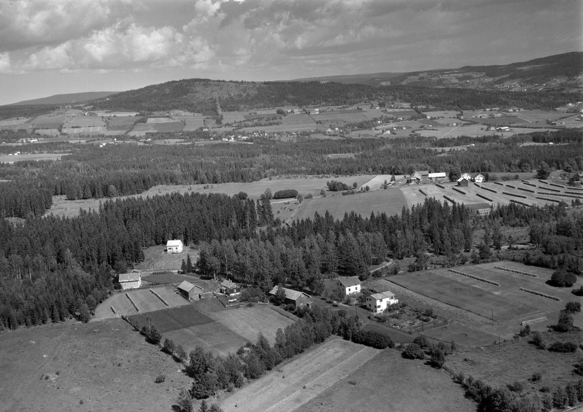 Widerøes Flyveselskap A/S, Foran brukene Ringen (til venstre) og Slåttsvea, midt i bildet til høyre gården Vinju, Fangbergvegen, Veldre, landskap,flyfoto.