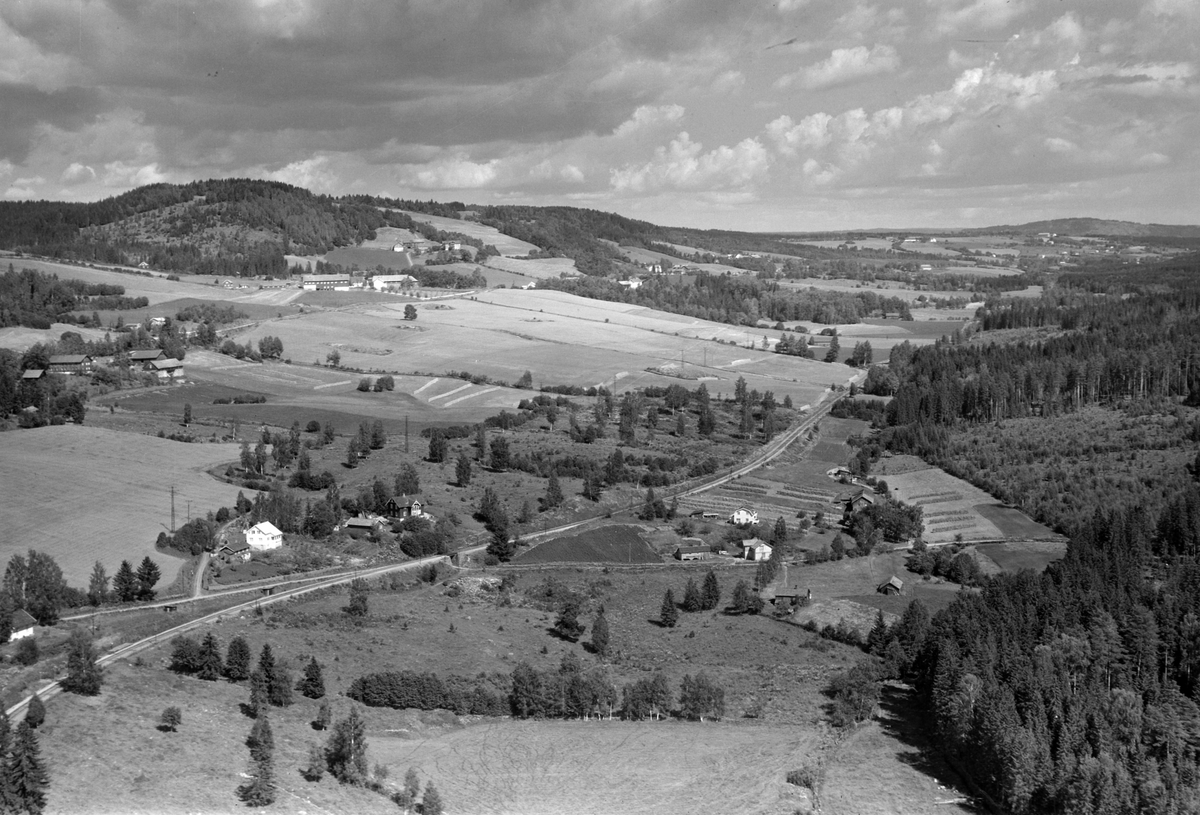 Widerøes Flyveselskap A/S, Flyfoto av Kjsobakken, Ringsaker mot Rudshøgda.