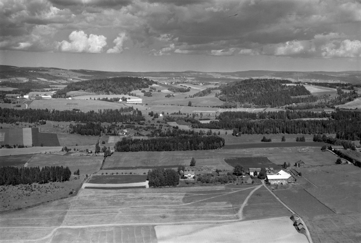 Widerøes Flyveselskap A/S, Flyfoto av Saustad vestre, Gaupen, Ringsaker.