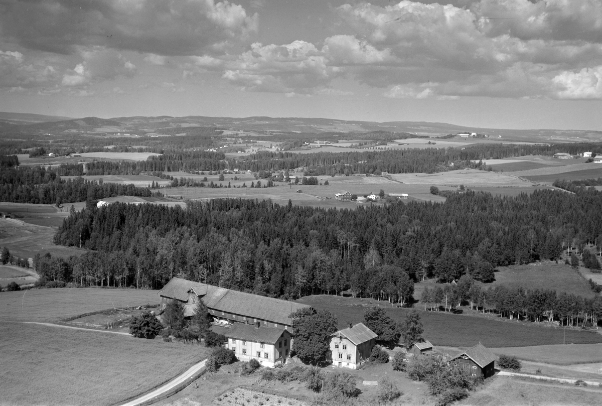Widerøes Flyveselskap A/S, Flyfoto av ukjent gardsbruk, Gaupen, Ringsaker.
