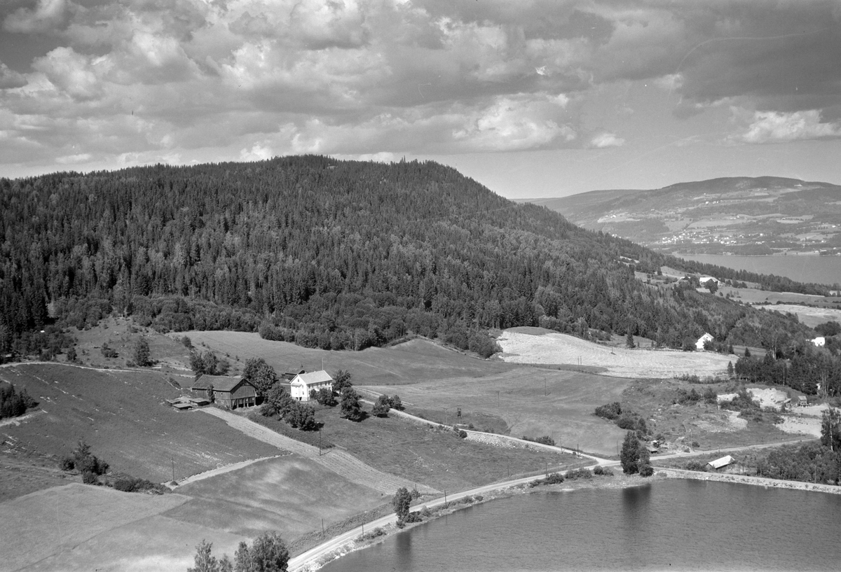 Widerøes Flyveselskap A/S, Flyfoto av Grøtlien gard, Grøtlitjernet, Stavsjø, Ringsaker.
