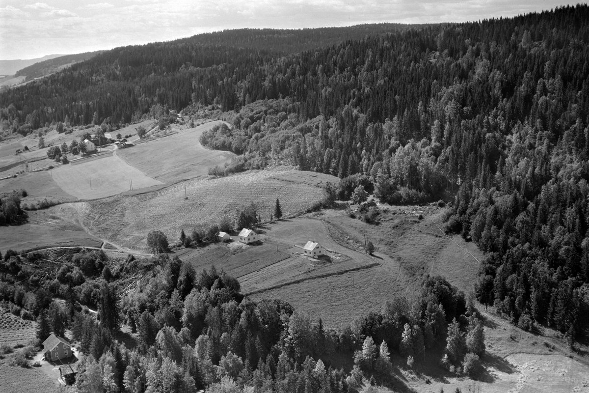 Widerøes Flyveselskap A/S, Flyfoto av Kvernvollen, Nes, Hedmark. Grøtlien i bakgrunn.