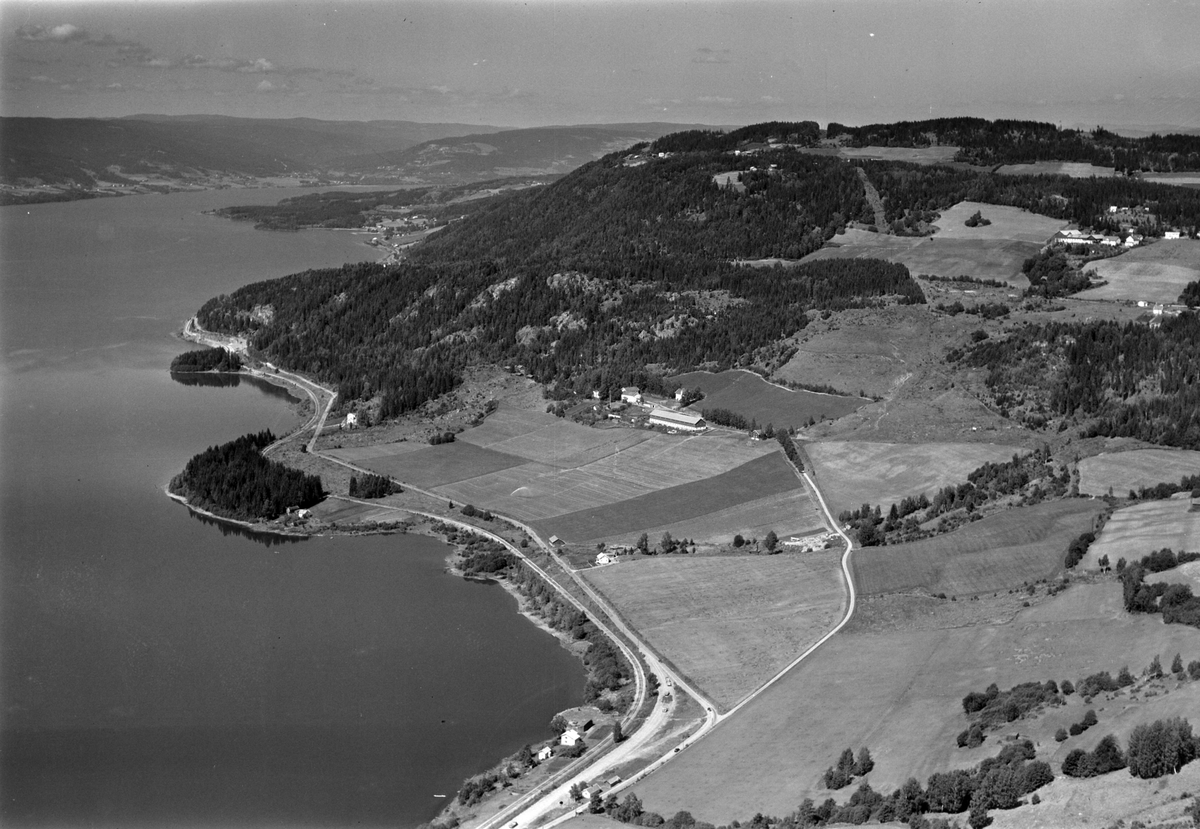 Widerøes Flyveselskap A/S, Flyfoto av Berg store, Brøttum, Ringsaker.