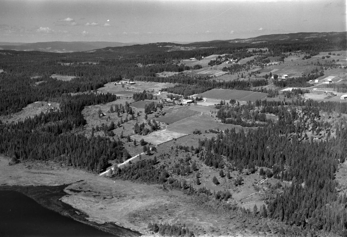 Widerøes Flyveselskap A/S, Flyfoto av Lonsvea, Brøttum, Ringsaker. Lontjernet i forgrunn.