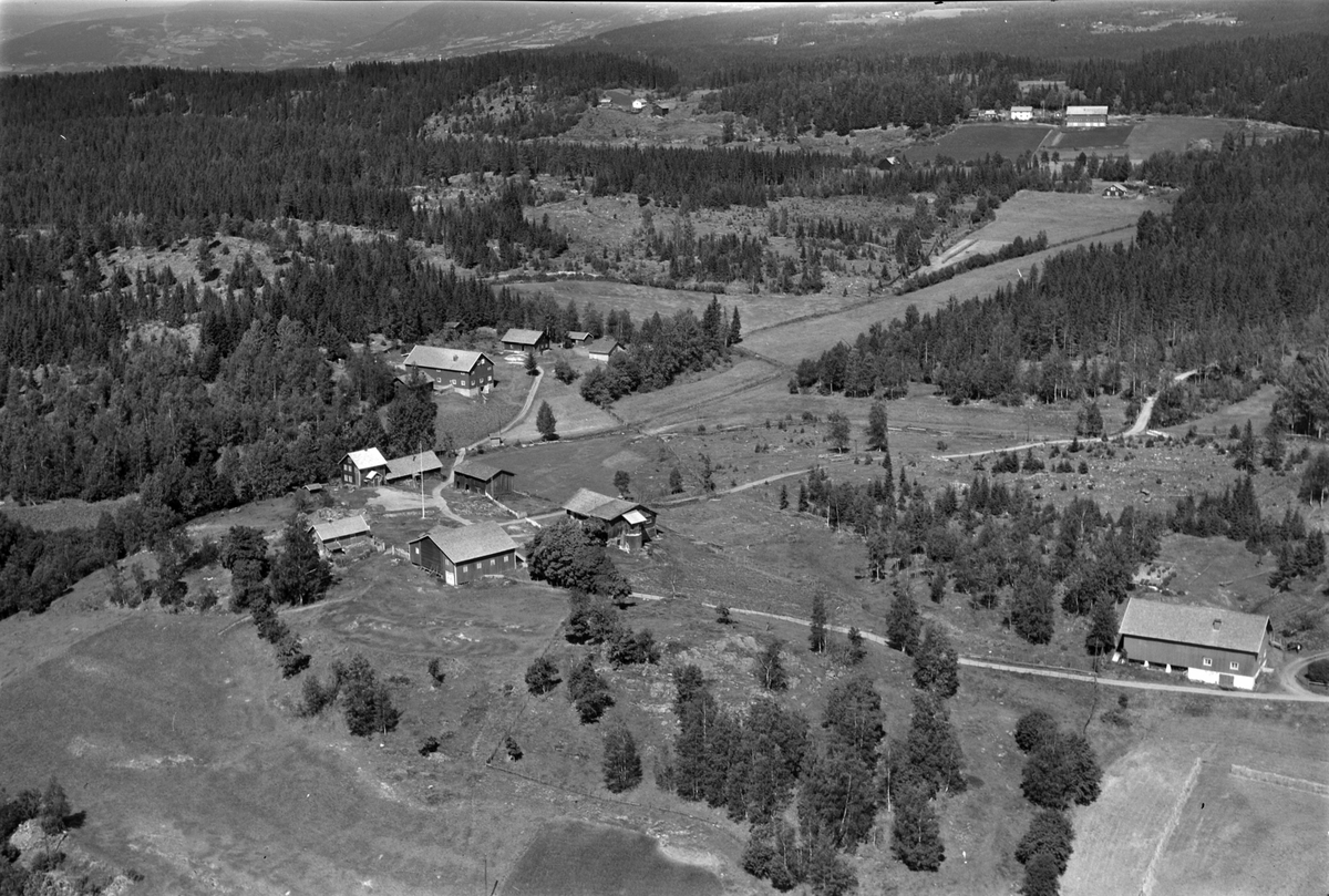 Widerøes Flyveselskap A/S, Flyfoto av ukjent gardsbruk, Brøttum, Ringsaker.