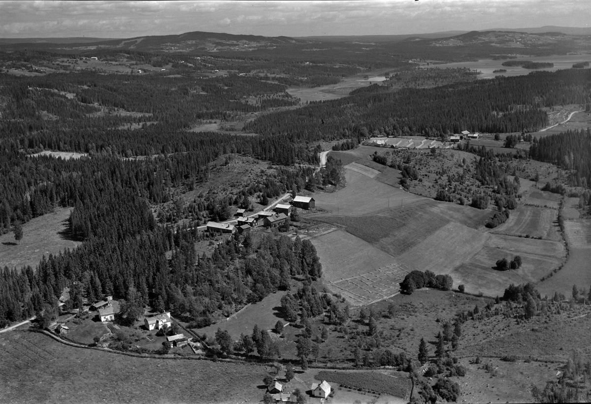 Widerøes Flyveselskap A/S, Flyfoto av ukjente garder, Brøttum, Ringsaker.