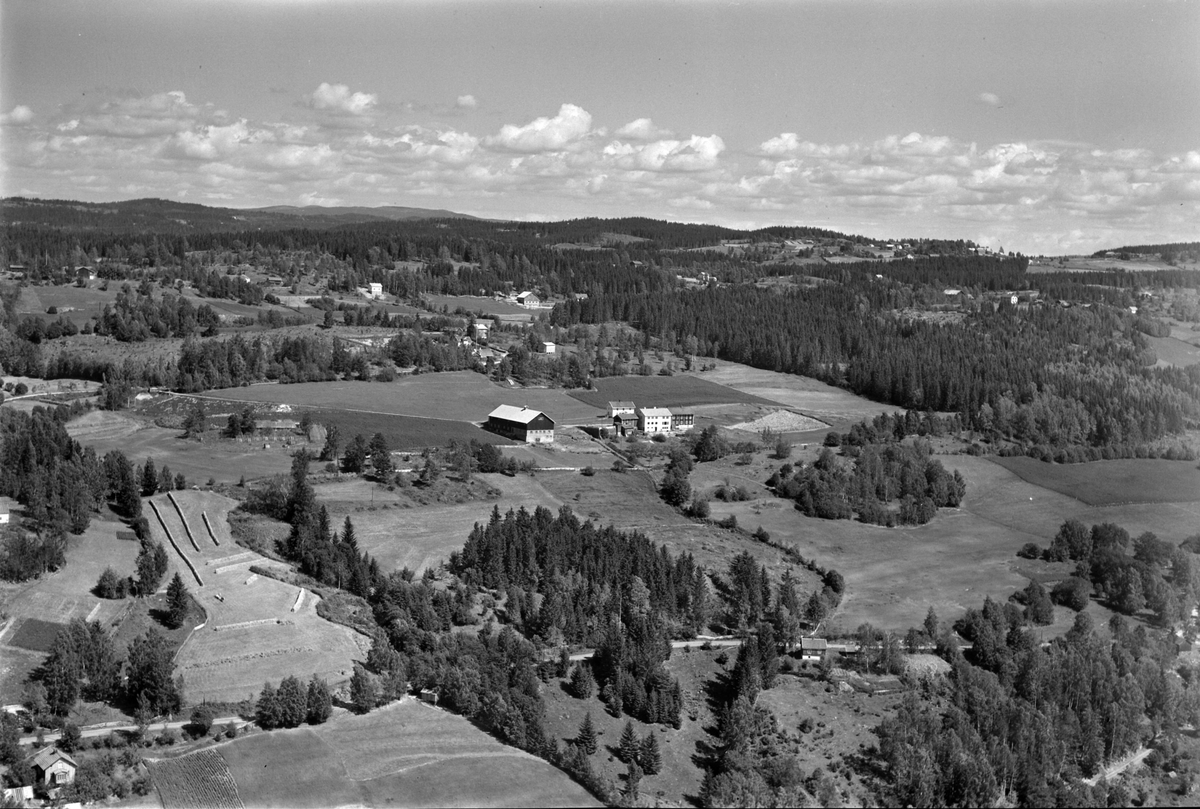 Widerøes Flyveselskap A/S, Flyfoto av ukjent gard, Brøttum, Ringsaker.